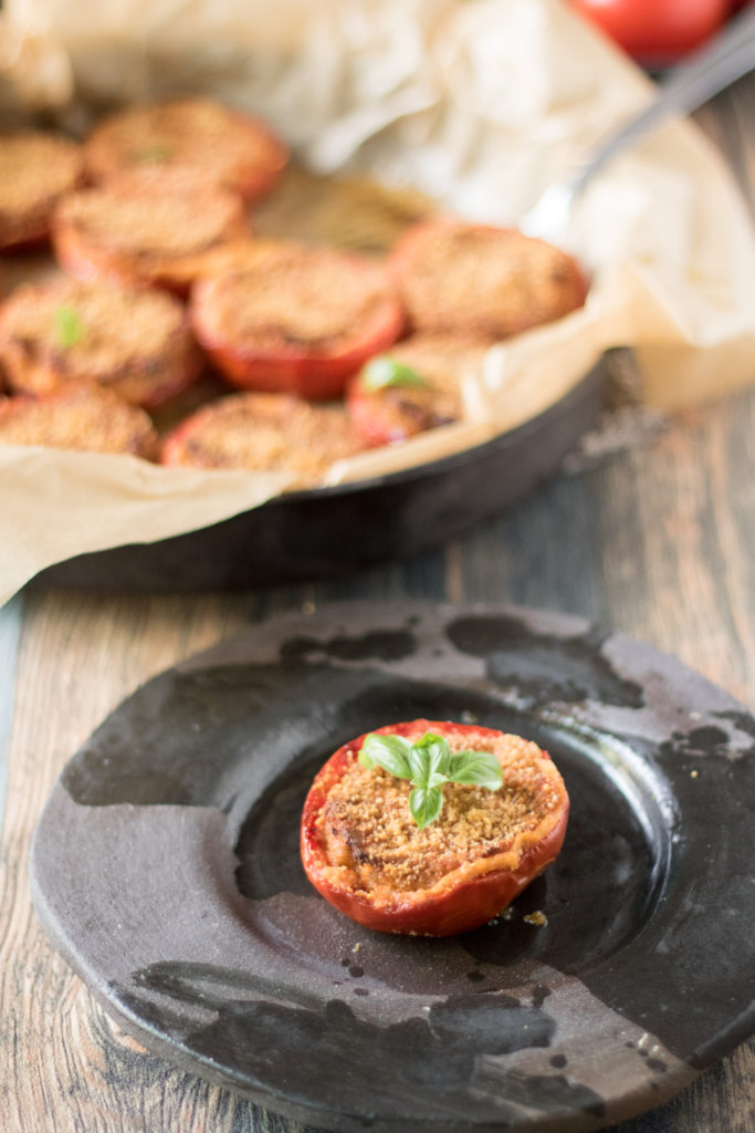 Gratinierte Tomaten -eine leckere, vegetarische Beilage (z.B. zum Grillen)
