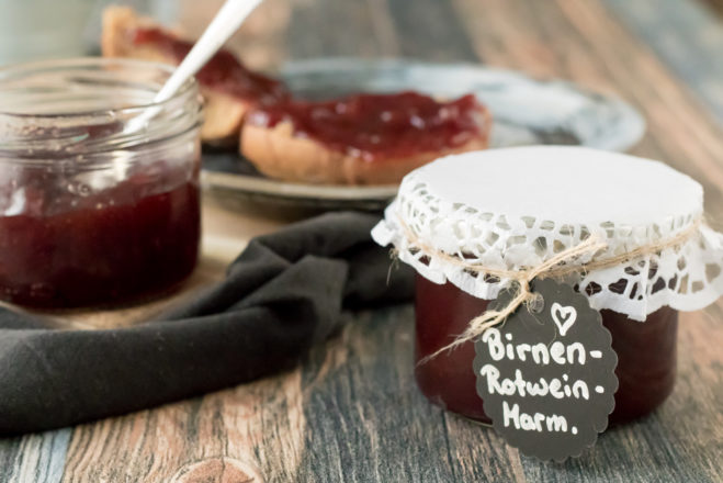 Rezept für eine leckere Birnen-Rotwein-Marmelade. Ein köstlicher Aufstrich, ideal für das Frühstück oder auch ideal als Geschenk aus der Küche. Für Weihnachten oder als Geschenk für zwischendurch.