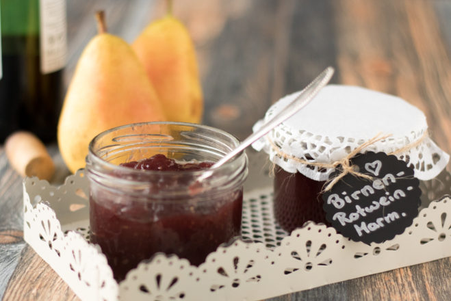 Rezept für eine leckere Birnen-Rotwein-Marmelade. Ein köstlicher Aufstrich, ideal für das Frühstück oder auch ideal als Geschenk aus der Küche. Für Weihnachten oder als Geschenk für zwischendurch.