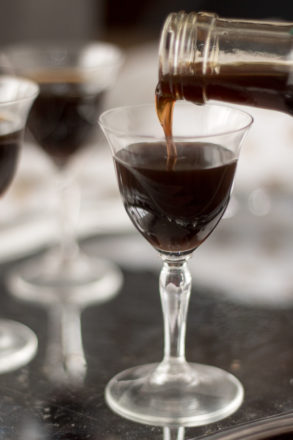 Rezept für hausgemachten Espressolikör. Dieser Kaffeelikör ist sehr schnell und einfach zubereitet, eignet sich perfekt als Geschenk aus der Küche oder Mitbringsel. Enthält Alkohol. Ein Grundrezept mehrere Varianten.