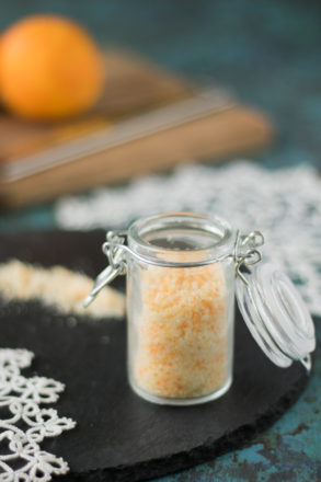 Rezept für selbstgemachten Orangenzucker. Das natürliche Orangenaroma ist einfach und schnell zubereitet und eignet sich perfekt als Geschenk aus der Küche.