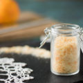 Rezept für selbstgemachten Orangenzucker. Das natürliche Orangenaroma ist einfach und schnell zubereitet und eignet sich perfekt als Geschenk aus der Küche.