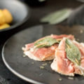 Rezept für Saltimbocca alla romana, ein Klassiker aus der italienischen Küche. Das Fleischgericht wird aus Kalbsschnitzel, Rohschinken, Salbei und Wein zubereitet.