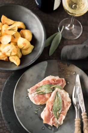 Rezept für Saltimbocca alla romana, ein Klassiker aus der italienischen Küche. Das Fleischgericht wird aus Kalbsschnitzel, Rohschinken, Salbei und Wein zubereitet.