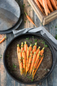 Rezept glasierte Möhren, leckere Karotten als vegetarische Beilage. Ideal zu einem Fleischgericht und zum Menü an Ostern. Schnelle, einfache Zubereitung.