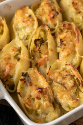 Rezept für gefüllte Conchiglioni mit Lauch und Lachs. Die Muschelnudeln sind eine beliebte Pastasorte, die sich ganz einfach füllen lässt. Ein tolles Pastagericht, das in jede Jahreszeit passt.