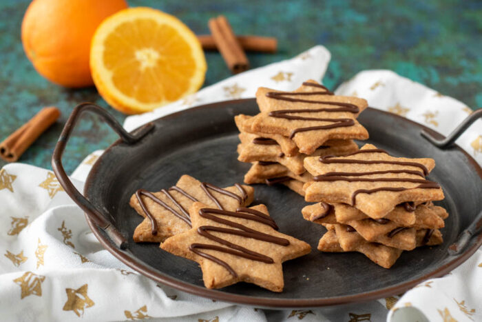 Einfaches Rezept für weihnachtliche Kekse: Die Zimt-Orangen-Kekse sind unkompliziert in der Zubereitung und schmecken lecker nach Zimt und Orange. Eine perfekte Kombination für Kekse.