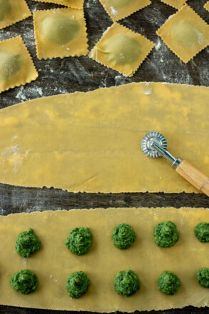 Rezept für leckere Spinat-Ricotta-Ravioli. Ein Klassiker der italienischen Küche. Die gefüllte Pasta sind ideal für ein vegetarisches Menü.