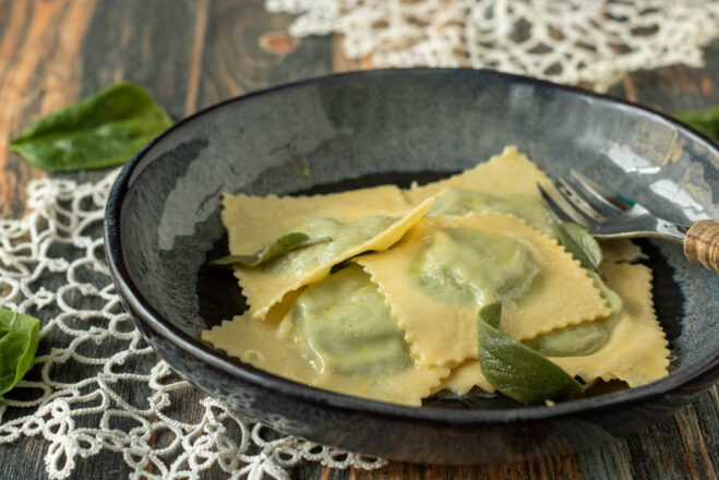 Rezept für leckere Spinat-Ricotta-Ravioli. Ein Klassiker der italienischen Küche. Die gefüllte Pasta sind ideal für ein vegetarisches Menü.